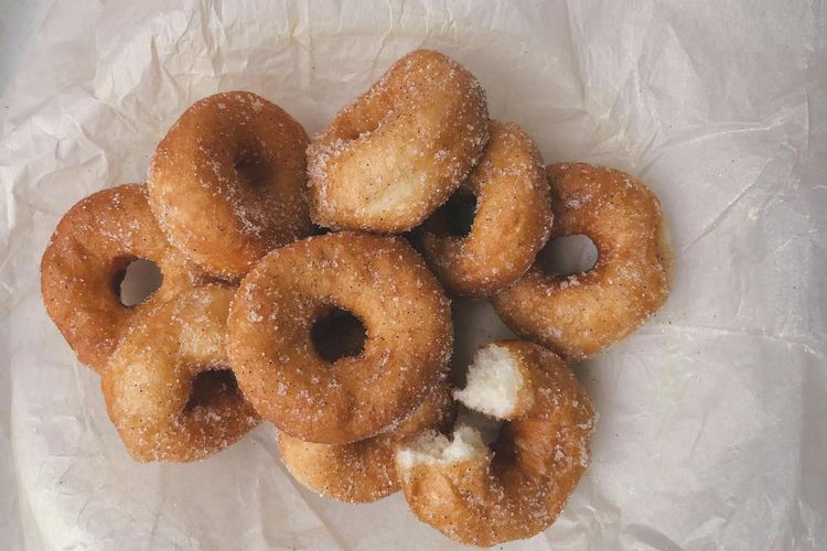 Ilustarsi hasil donat cair setelah digoreng, lembut dan mengembang.