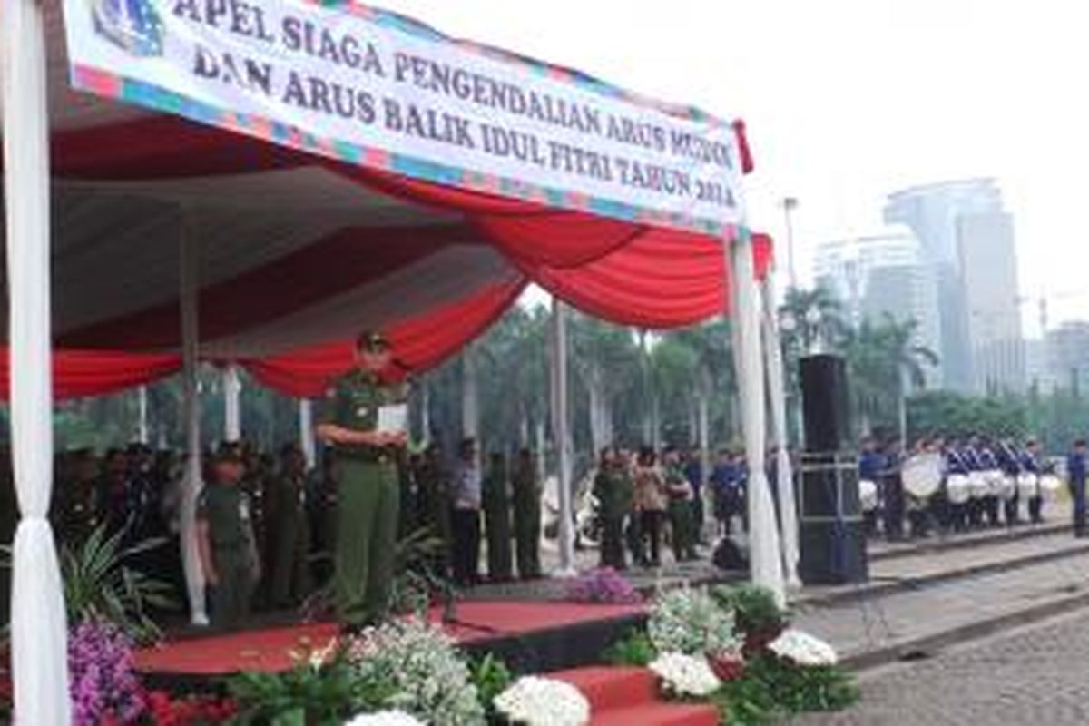 Plt Gubernur DKI Jakarta Basuki Tjahaja Purnama saat menjadi Pembina upacara dalam apel siaga pengendalian arus mudik dan arus balik Idul Fitri 1435 Hijriah, di Silang Selatan Monas, Jakarta, Senin (21/7/2014).