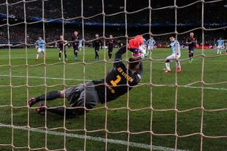 Marc-André ter Stegen sukses memblok penalti Sergio Aguero saat Barcelona menjamu Manchester City di leg kedua babak 16-besar Liga Champions kontra Manchester City, Rabu malam atau Kamis (19/3/2015) dini hari. 