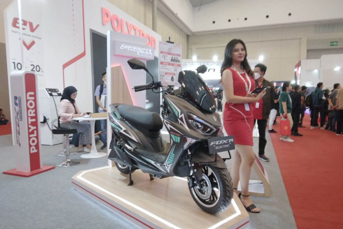 Polytron ikut memeriahkan ajang Indonesia Motorcycle Show (IMOS+) 2023, di ICE BSD City, Tangerang, dengan memperkenalkan program sewa baterai untuk motor listrik Fox-R.