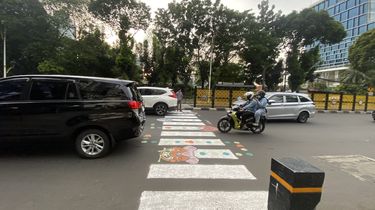 Seniman Turun Tangan Gambar Zebra Cross Tebet yang Tak Kunjung Dicat Ulang, Pac-Man Muncul