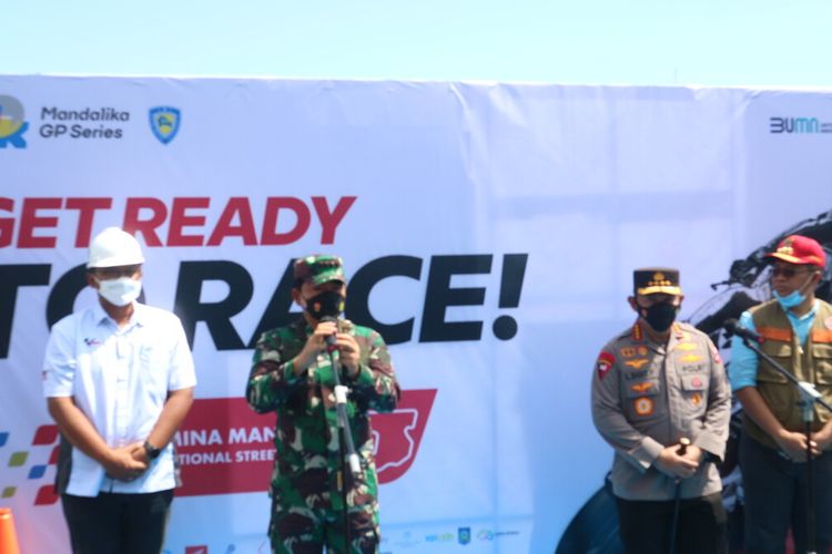 Kapolri Jenderal Listyo Sigit Prabowo bersama Panglima TNI Marsekal Hadi Tjahjanto saat mengunjungi sirkuit Mandalika Lombok Tengah, Nusa Tenggara Barat, Minggu (7/11/2021)
