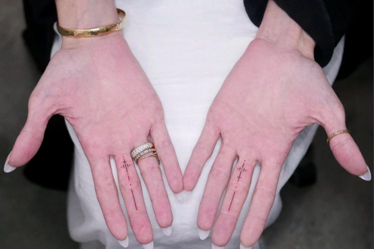 Tato di jari tengah Angelina Jolie