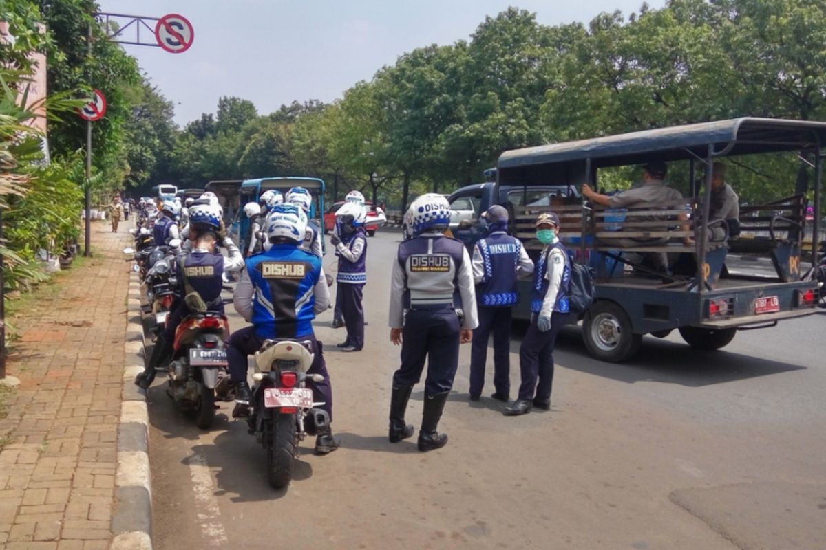 Razia yang dilakukan aparat gabungan dari Sudin Perhubungan dan Satpol Pamong Praja Jakarta Selatan, Senin (11/9/2017). Razia dilakukan dalam rangka bulan tertib trotoar.