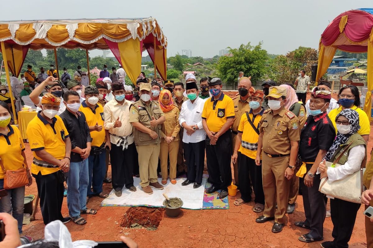 Walikota Bekasi Rahmat Effendi saat melakukan peletakan batu pertama pembangunan krematorium, Senin (13/10/2021).