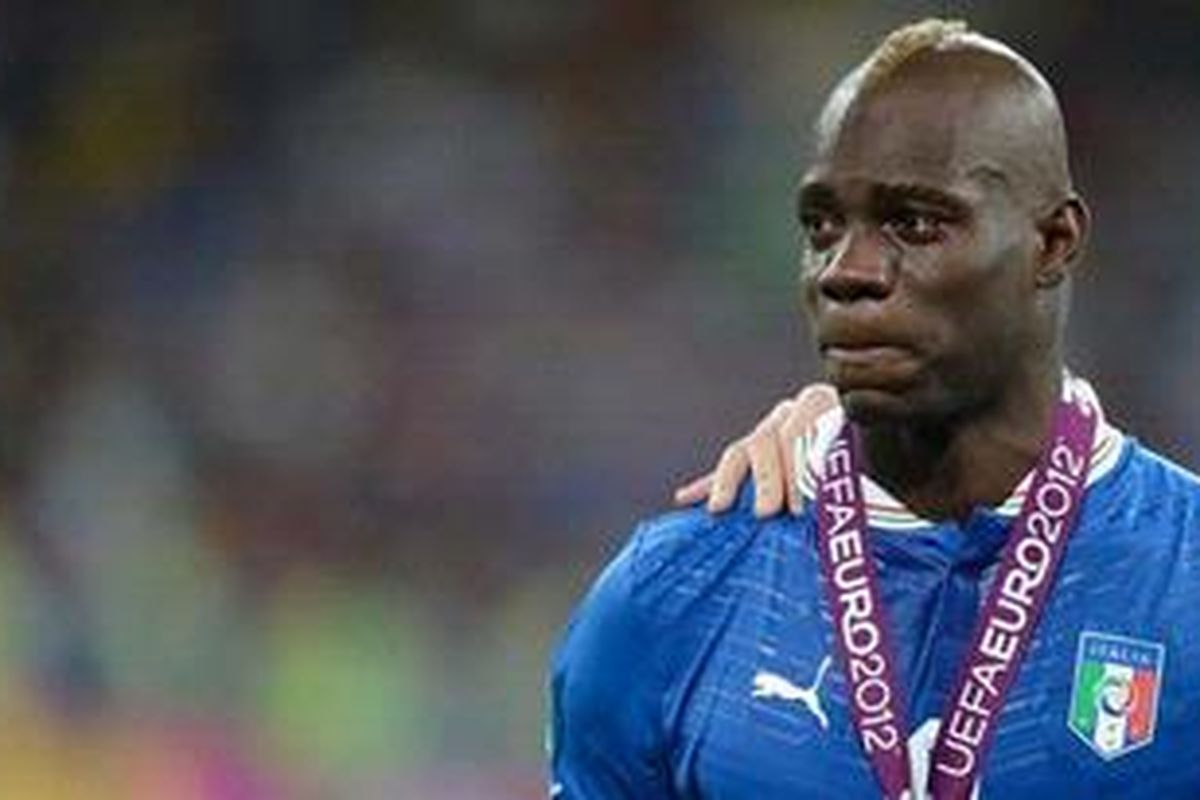 Ekspresi penyerang Italia, Mario Balotelli, setelah timnya dikalahkan Spanyol 0-4, di final Piala Eropa 2012, di Kiev, Minggu (1/7/2012).