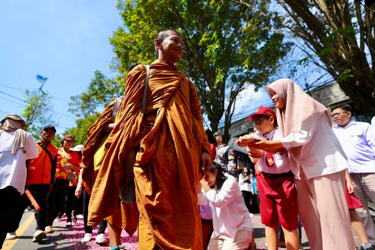Cerita Bhante Jinavaro Jalan Kaki 666 Kilometer demi Waisak di Borobudur