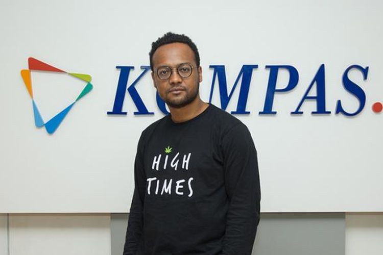 Personel grup musik Dekat, Mohammed Kamga berpose di kantor redaksi Kompas.com, Jakarta, Kamis (10/3/2016).