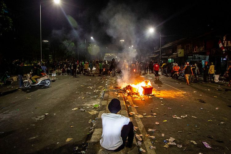 Suasana aksi kericuhan saat aksi unjuk rasa di kawasan Pejompongan, Jakarta, Kamis (26/9/2019). Demo yang melibatkan pelajar dari berbagai tingkatan menengah ke atas dan diwarnai kericuhan pada Rabu kemarin masih terkait aksi penolakan UU KPK dan RKUHP yang telah bergulir di sejumlah daerah sejak awal pekan.