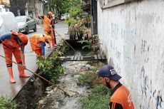 Petugas Temukan Banyak Sampah Sumbat Saluran Air di 4 Kecamatan Jakpus