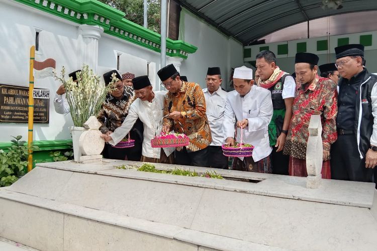 Calon wakil presiden (Cawapres) nomor urut 3 Mahfud MD menziarahi makam pendiri NU KH. Wahab Chasbullah, di Ponpes Bahrul Ulum, Tambakberas, Jombang, Jawa Timur, Sabtu (2/12/2023).