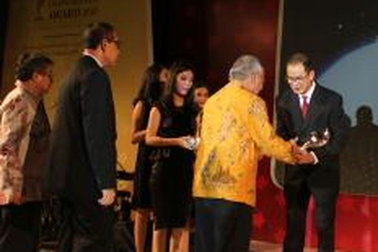 PT Lippo Karawaci Tbk meraih dua penghargaan sekaligus di ajang penganugerahan Properti Indonesia Awards (PIA) 2015, Rabu (19/8/2015) malam lalu, yang diterima oleh Head of Corporate Communications PT Lippo Karawaci Tbk, Danang Kemayan Jati. Penghargaan tersebut didapatkan untuk kategori 