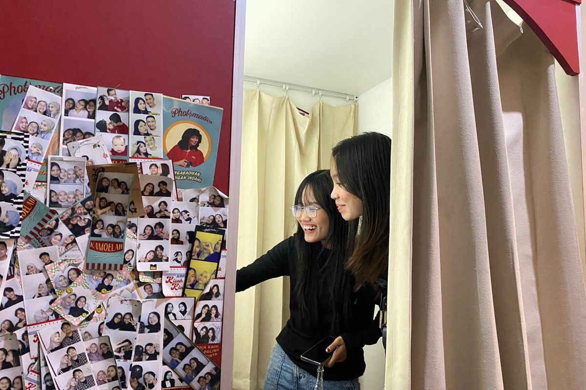Berpose dari Balik Bilik Foto, Tren Anak Muda yang Kembali Digeluti 