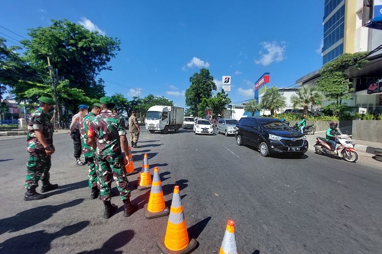 Polisi dan personel gabungan di posko penyekatan Jalan Daan Mogot, Batuceper, Kota Tangerang, Kamis (2/12/2021).