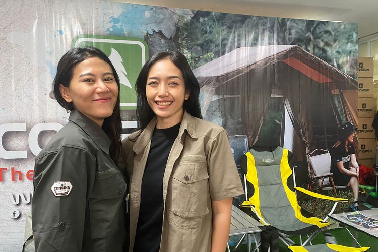 Traveller sekaligus pendaki Dinar Valentine dan Ayu Okta usai talkshow Kekuatan & Keindahan Wanita dalam Aktivitas Luar Ruang di INDOFEST 2023, Minggu (4/6/2023). 