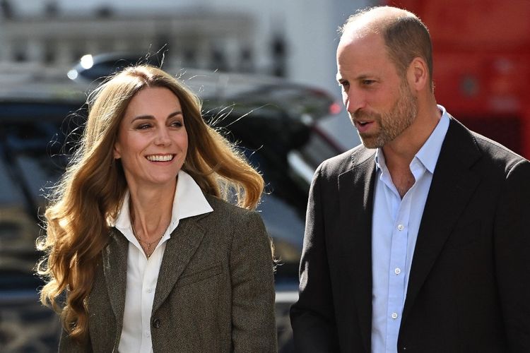 Prince of Wales, Pangeran William (kanan) dan Princess of Wales, Catherine Middleton atau Kate Middleton (kanan) saat mengunjungi taman yang baru selesai direnovasi di Natural History Museum di London, Inggris, pada Kamis (4/9/2025).