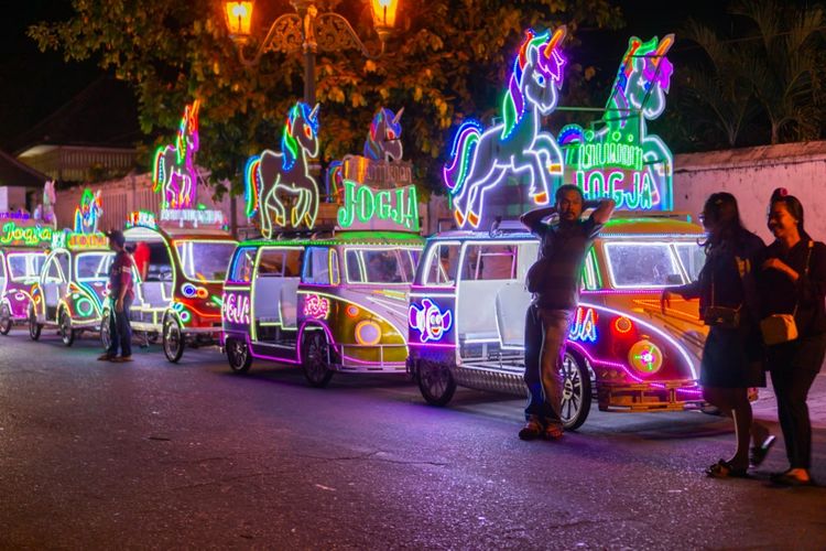 Ilustrasi pengunjung Alun-alun Kidul Yogyakarta sedang naik mobil hias warna-warni.