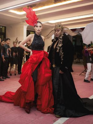 Patricia Gouw tampil memukau di Jember Fashion Carnaval dan Artwear Carnival 2025 dengan busana dramatis, aksesori megah, dan riasan glamor.