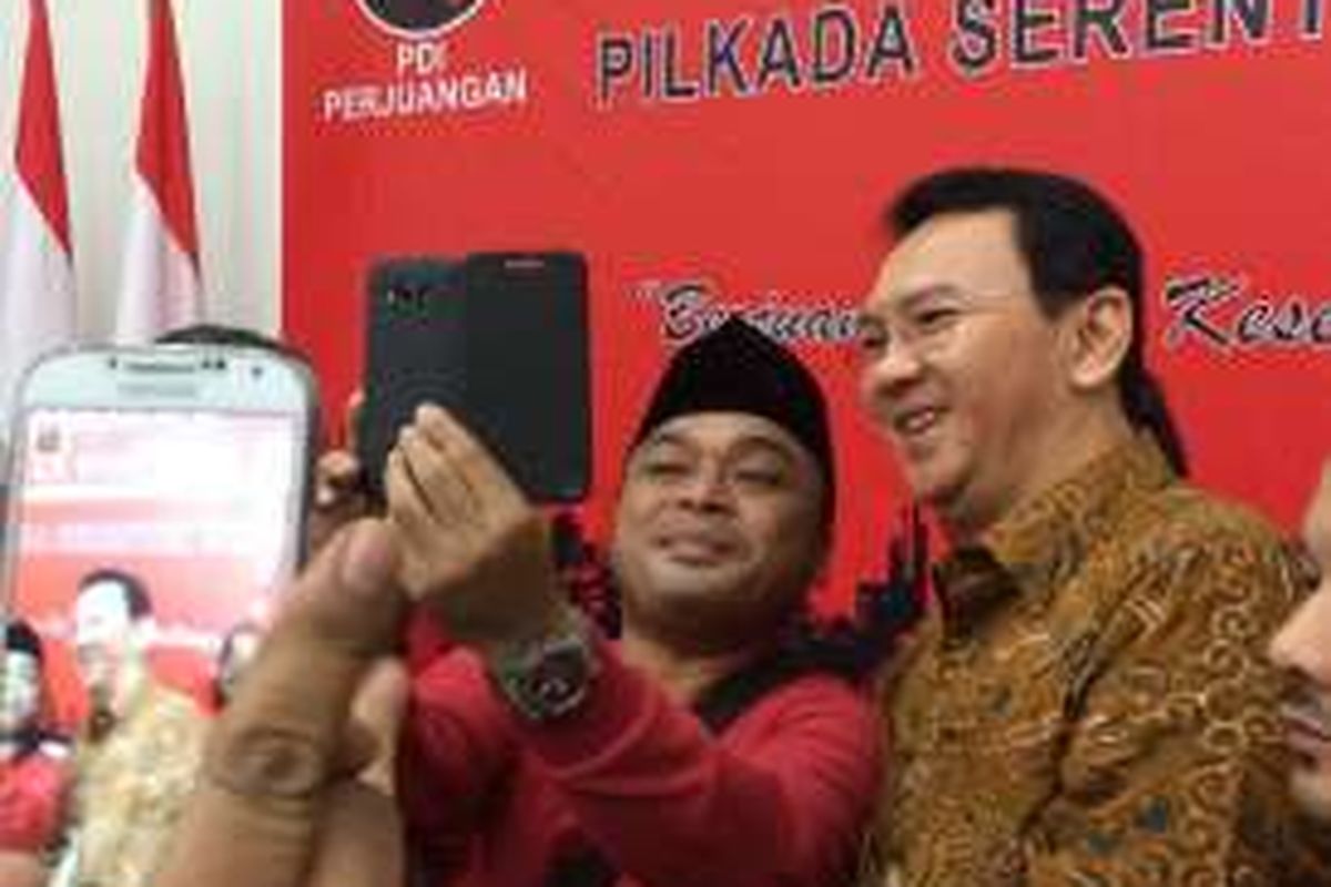 Kader PDI Perjuangan berfoto dengan Gubernur DKI Jakarta Basuki Tjajaja Purnama atau Ahok di DPP PDI Perjuangan, Selasa (20/9/2016).