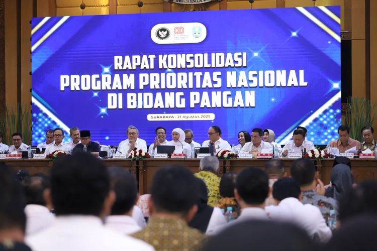 Wakil Menteri Pendayagunaan Aparatur Negara dan Reformasi Birokrasi (PANRB) Purwadi Arianto bersama Gubernur Jawa Timur Khofifah Indar Parawansa dan Menteri Koordinator Bidang Pangan Zulkifli Hasan dalam Rapat Konsolidasi Program Prioritas Nasional Bidang Pangan di Surabaya, Kamis (21/8/2025).