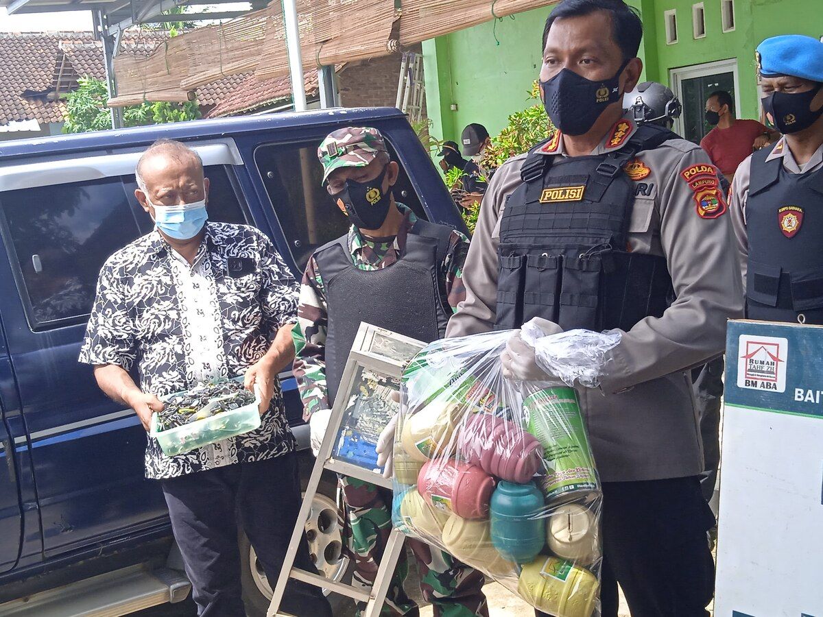 Densus 88 Sita Buku Jihad dan Belati Usai Geledah Kantor LAZ BM ABA