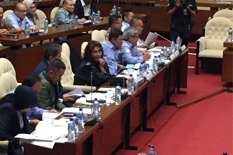 Menteri Kelautan dan Perikanan Susi Pudjiastuti bersama jajaran saat menghadiri rapat kerja bersama Komisi IV DPR RI di gedung DPR/MPR RI, Jakarta Pusat, Senin (22/1/2018). 