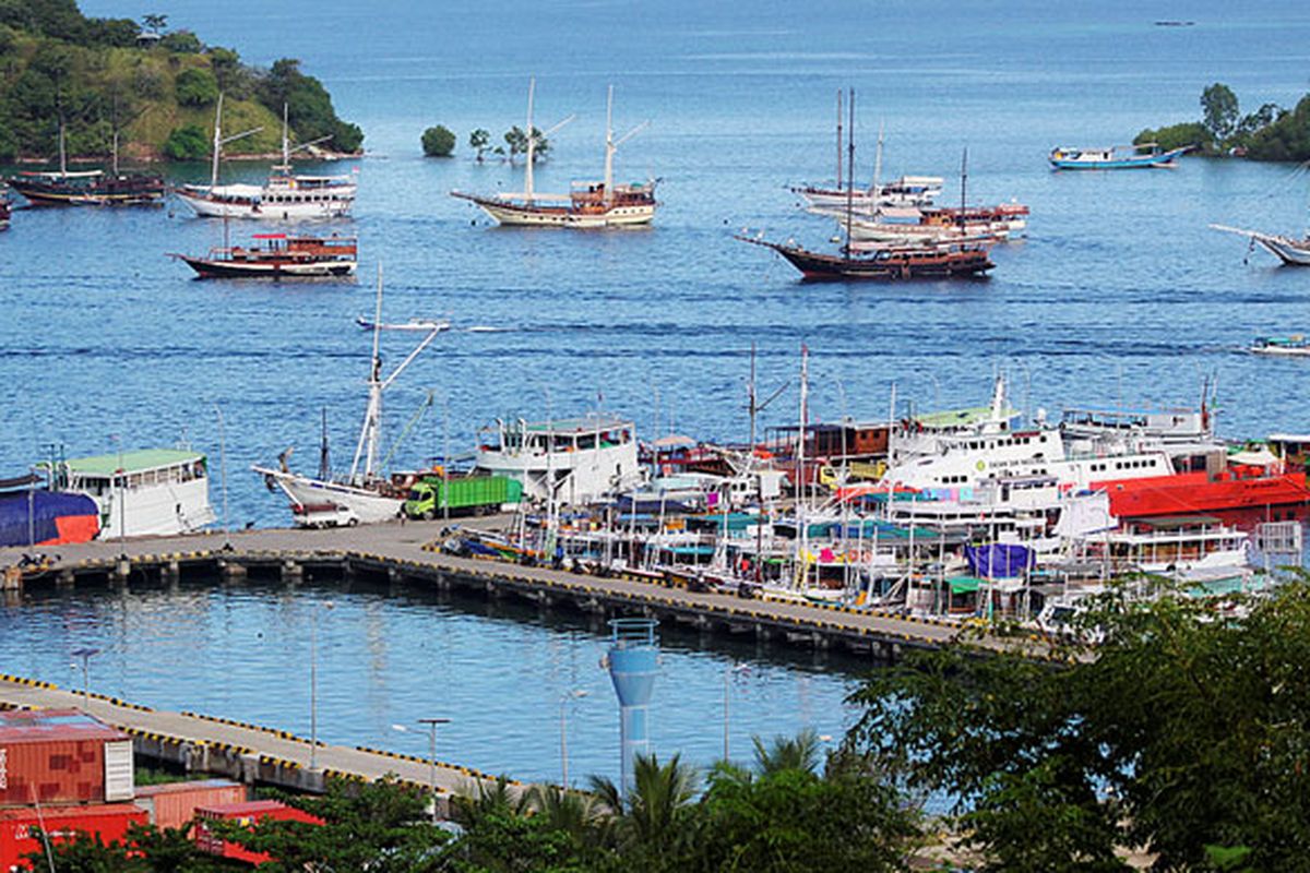 Kawasan Pelabuhan Labuan Bajo dipadati kapal-kapal kecil yang melayani wisatawan menuju pulau-pulau di sekitarnya. Kini, di kawasan itu dibangun pelabuhan marina yang dimotori PT Angkutan Sungai, Danau, dan Penyeberangan Indonesia Ferry (Persero) guna mendukung pariwisata di Pulau Flores, Nusa Tenggara Timur.