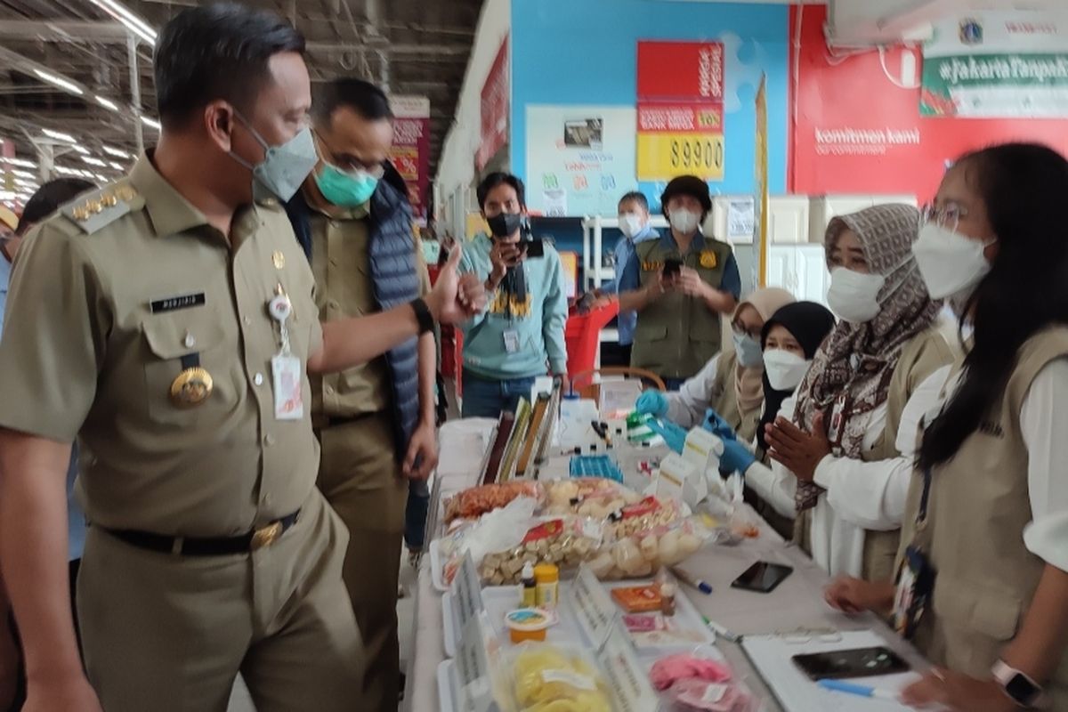 Pemerintah Kota (Pemkot) Jakarta Selatan bersama Badan Pengawas Obat dan Makanan (BPOM) melakukan inspeksi mendadak (sidak) ke salah satu supermarket yang berada di kawasan MT Haryono, Pancoran, Jakarta Selatan, Selasa (26/4/2022). 