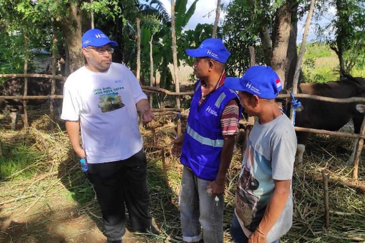 Peternak sapi asal Kupang, Nusa Tenggara Timur, Arnoldus dan Andreas bersama Vice President Communication and Development Human Initiative Andjar Radite