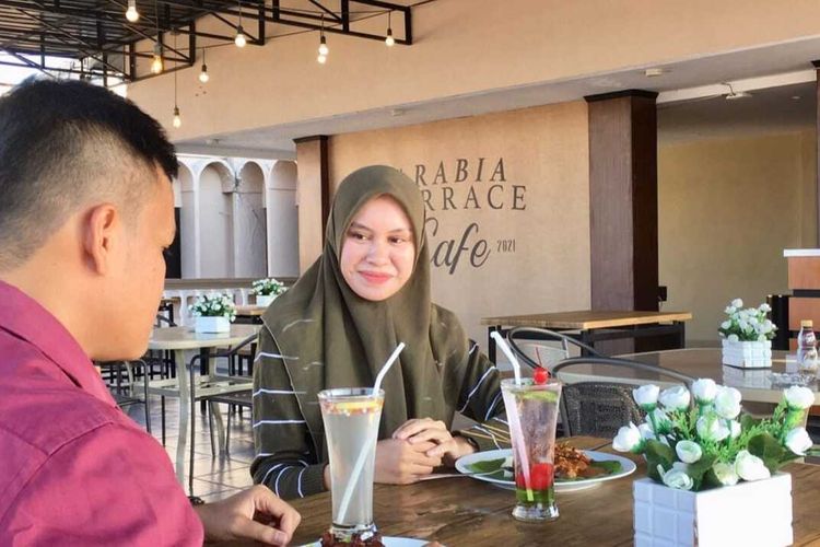 Pengunjung bersantap di Arabia Terrace Café di Jalan Khairil Anwar, Peunayong, Kecamatan Kuta Alam, Kota Banda Aceh.