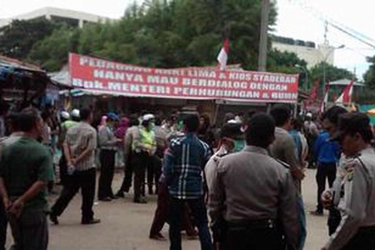 Spanduk di depan stasiun Depok Baru yang dipasang sebagai tuntutan mereka agar dapat berdialog dengan Menteri Perhubungan dan Menteri BUMN.