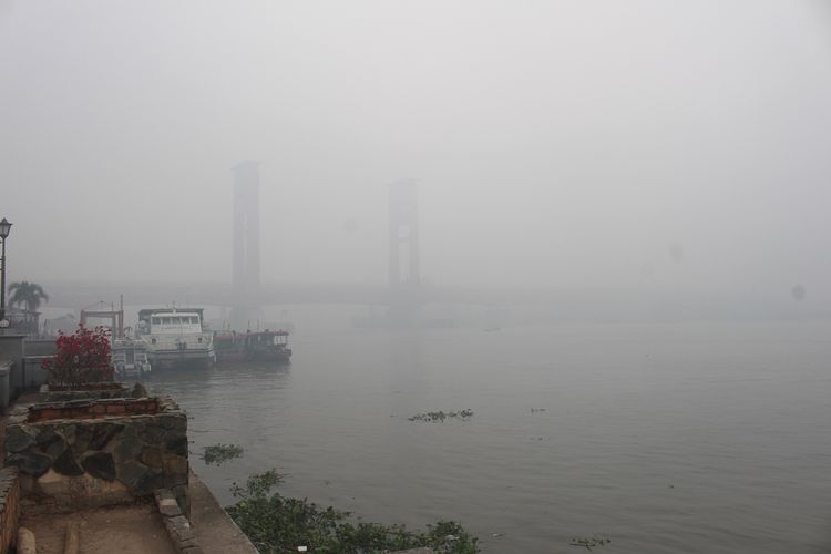 Palembang diselimuti kabut asap tebal akibat kebakaran hutan dan lahan, Senin (14/10/2019).