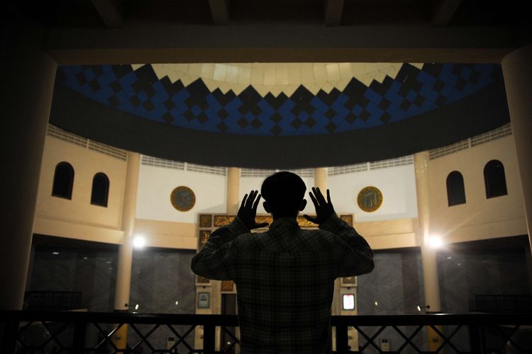 Umat Islam melaksanakan Shalat Tarawih di Masjid Raya Bandung, Jawa Barat, Sabtu (2/4/2022). Setelah dua tahun tidak menggelar Shalat Tarawih karena pandemi COVID-19, Masjid Raya Bandung kembali menggelar Salat Tarawih pada bulan Ramadhan 1443 H.