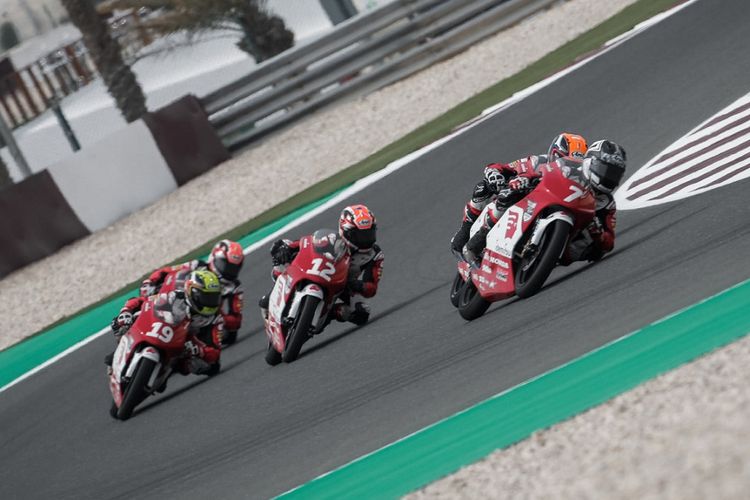 Veda Ega Pratama berhasil mengibarkan bendera Merah Putih melalui raihan podium ketiga di balapan putaran kedua seri perdana ajang balap Idemitsu Asia Talent Cup (IATC), yang dihelat di Lusail International Circuit, Qatar (5-6/03).