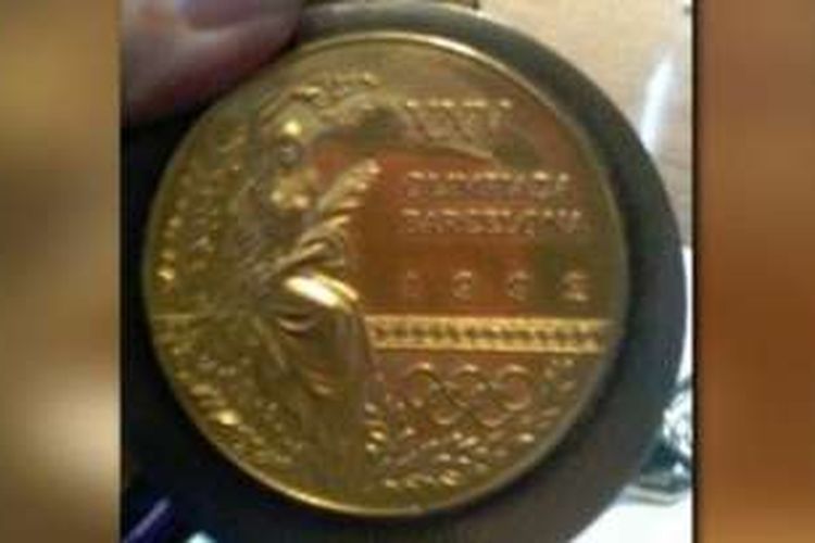 Medali emas Olimpiade Barcelona yang sempat hilang dicuri, dan lalu ditemukan seorang anak perempuan berumur 6 tahun di pinggir jalan.