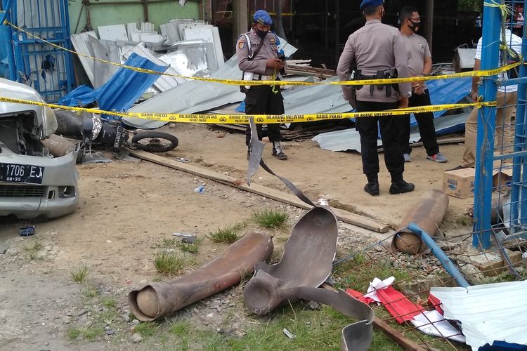 Sejumlah tabung gas/oksigen pecah setelah meledak dan menewaskan 4 orang pekerja serta melukai beberapa orang lainnya di Bengkel KM 29 Jalan Teuku Amir hamzah, Kecamatan Hamparan Perak, Tandam Hulu II, Kamis (27/8/2020) sekitar pukul 10.00 WIB.