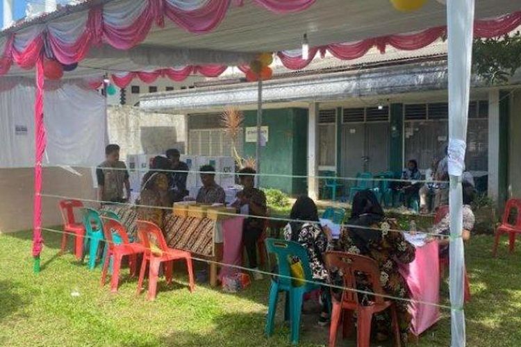 TPS 06, Kelurahan Siantar Simarito, Kota Pematang Siantar, Sumut, yang melarang awak media maupun petugas lembaga survei hadir di sana, Rabu (14/2/2024).