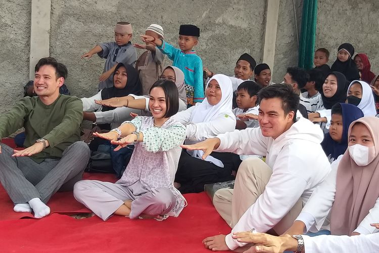 Penyanyi Andien bersama rekan artis, Tara Budiman (kiri) dan Baim Wong (kanan) saat peresmian sekolah kesetaraan yang ia rintis bersama Yayasan Nara Kreatif, Sekolah Anak Percaya di Kampung Pemulung Joglo, Jakarta Barat, Kamis (6/4/2023).