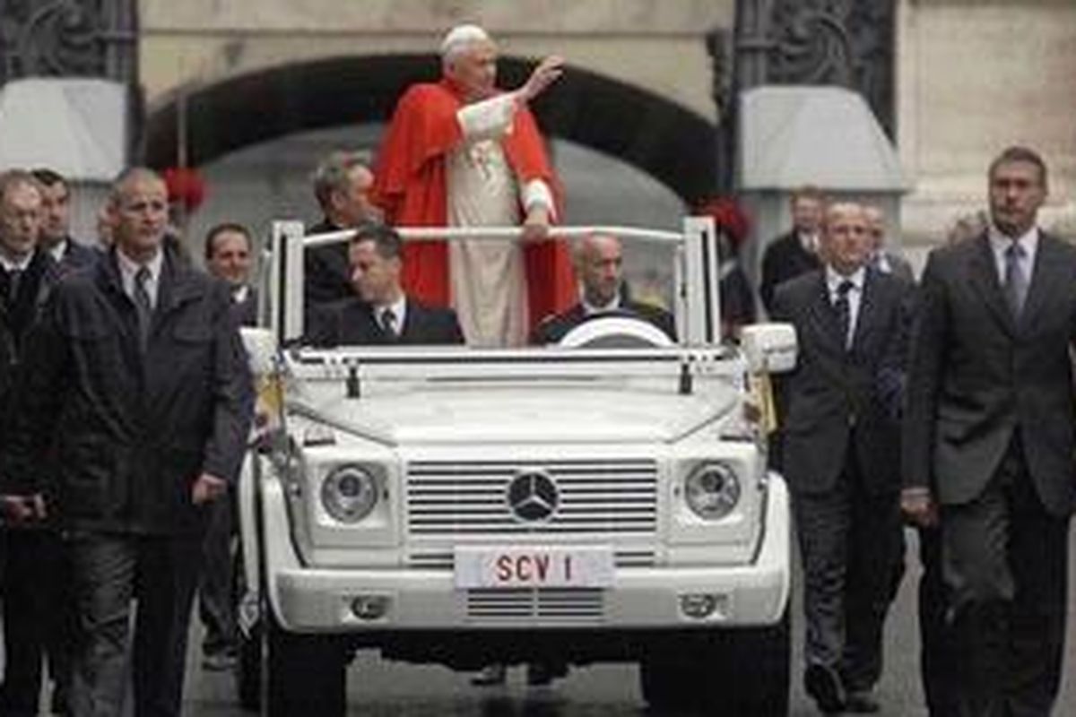 Paus Benediktus XVI di atas mobil kepausan Mercedes G500, dengan plat nomor SCV 1, dari "status civitatis Vaticanae"