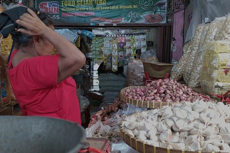 Penjual bawang merah di Pasar Karangayu Semarang, Jawa Tengah. Senin (4/7/2022)