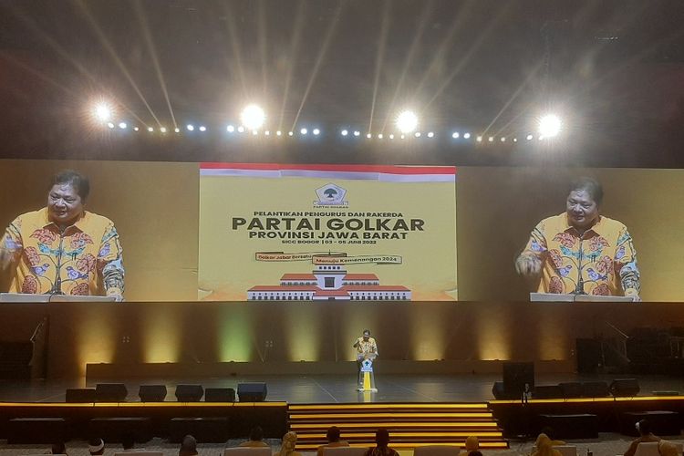 Ketua Umum Partai Golkar Airlangga Hartarto berpidato dalam acara pelantikan DPD Golkar Jawa Barat dan Rapat Kerja Daerah (Rakerda) Golkar Jawa Barat di Sentul, Bogor, Jumat (3/6/2022).