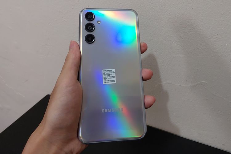 Punggung Samsung Galaxy M34 5G varian warna Prism Silver dapat berubah warna tergantung pencahayaan dan angle pemegangan ponsel.