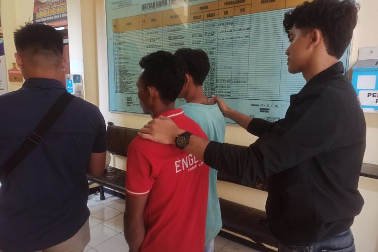 Dua orang maling di SMPN 2 Banyuputih, Kabupaten Situbondo, Provinsi Jawa Timur ditangkap polisi dan ditahan.