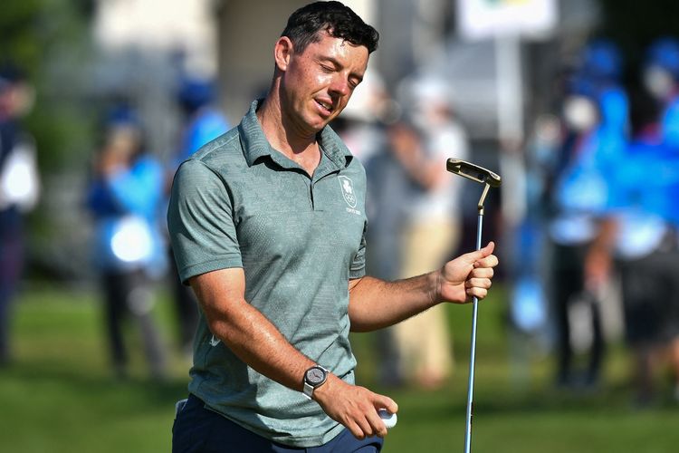 Reaksi pegolf Irlandia Rory Mcilroy setelah menempatkan hole ke-18 pada ronde 4 permainan pukulan individu golf putra selama Olimpiade Tokyo 2020 di Kasumigaseki Country Club di Kawagoe pada 1 Agustus 2021.