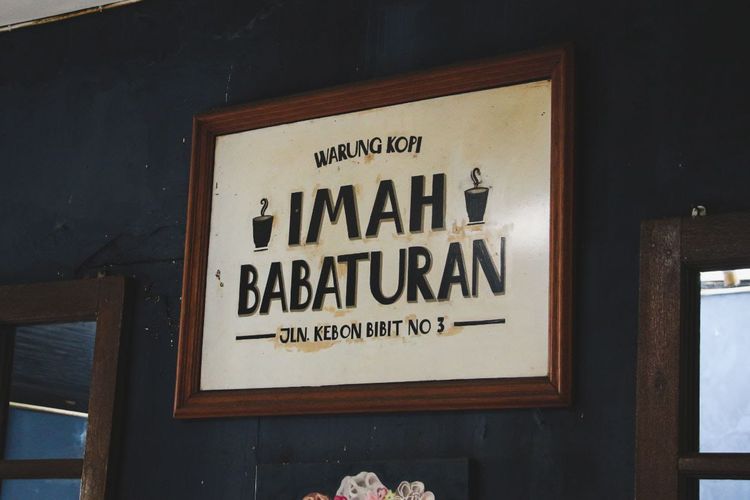 Warung Kopi (Warkop) Imah Babaturan menjadi salah satu warkop terkenal di Bandung. Salah satunya karena konsepnya yang berbeda dengan warkop biasa. 