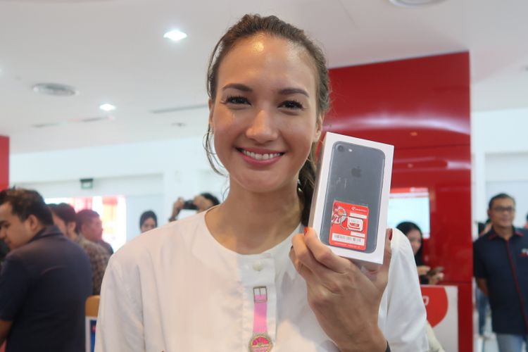 Nadine Chandrawinata turut mengantre untuk membeli iPhone 7 di Galeri Smartfren Sabang, Jakarta, Jumat (31/3/2017).