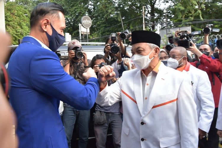 Presiden Partai Keadilan Sehahtera (PKS) Ahmad Syaikhu menemui Ketua Umum Partai Demokrat Agus Harimuti Yudhoyono (AHY) di kantor DPP Partai Demokrat, Jakarta, Kamis (22/4/2021).