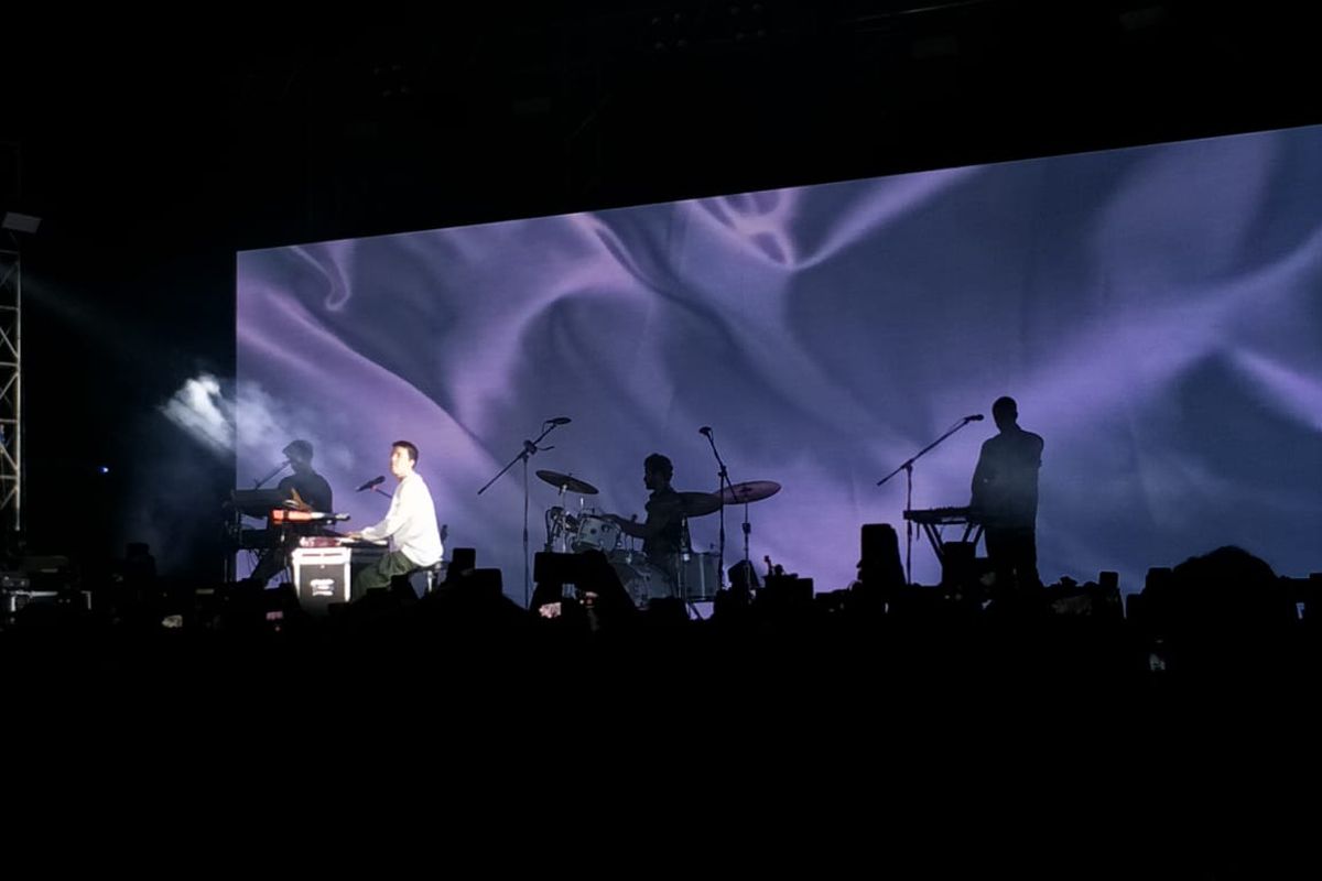 LANY tampil di konser sesi pertama di Tennis Indoor Senayan, Jakarta Pusat, Rabu (14/8/2019).