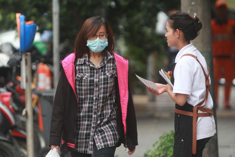 Seorang perempuan mengenakan masker pelindung berjalan melewati sebuah pusat perbelanjaan di Jakarta, Indonesia, 05 Maret 2020. Pemerintah Indonesia telah mengkonfirmasi dua kasus Covid-19 pada Jumat. Sehingga total ada 4 pasien positif. EPA-EFE/ADI WEDA