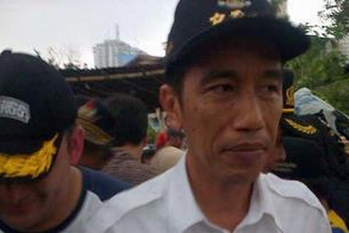 Joko Widodo, Gubernur DKI Jakarta mengunjungi korban banjir di jalan Adhi Karya RW 5 Kedoya Selatan, Kebon Jeruk, Jakarta Barat pada Sabtu (24/11/2012). Ia datang dengan membawa uang bantuan Rp 25 juta dan puluhan karung beras untuk warga korban banjir.